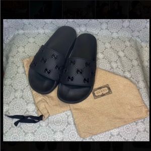 SALE✅GUCCI® Womens rubber GG slide sandal. Size: 7